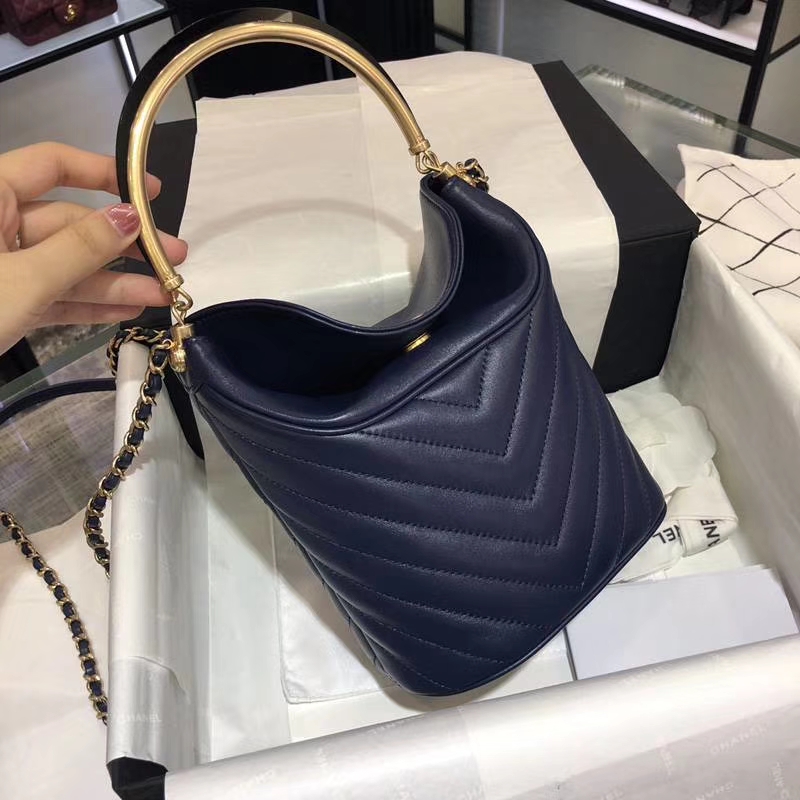 Chanel 18巴黎汉堡系列新款 Bucket Bag 蓝色 金属手柄 水桶包 意大利小羊皮