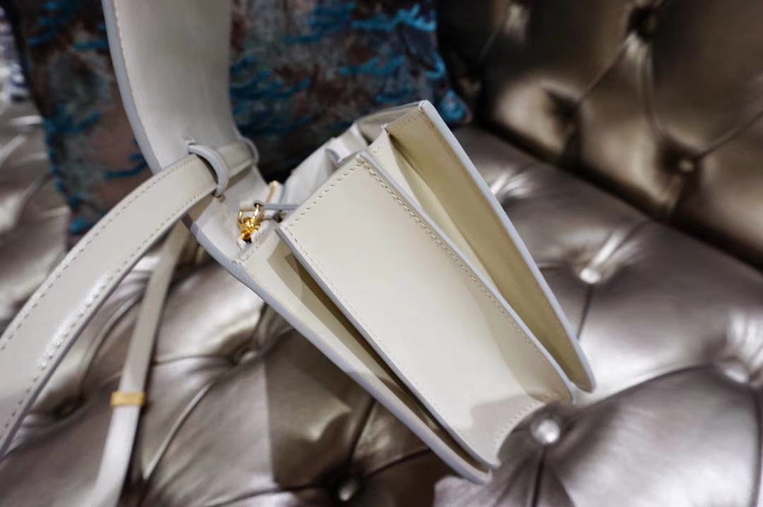 Celine 思琳 最新版本 box豆腐包 24cm 16cm 夏季最受欢迎的 box 冰川白