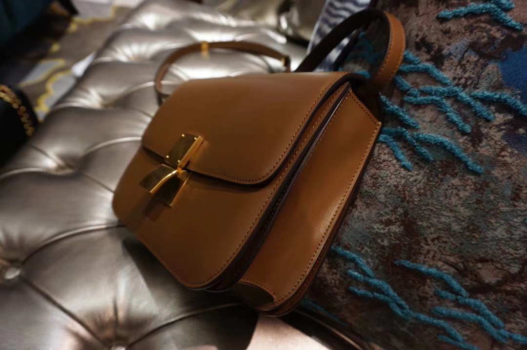 Celine 思琳 最新版本 box豆腐包 24cm 焦糖色百搭  永远不会出错的色号