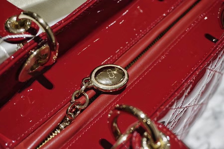 Dior 迪奥 戴妃包 Lady Dior 全新五格漆皮酒红色 美的无可挑剔