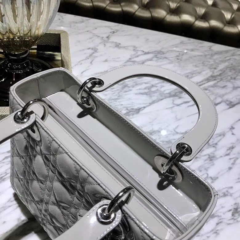 Dior 迪奥 戴妃包 Lady Dior 全新 漆皮五格珍珠灰 细节实拍 