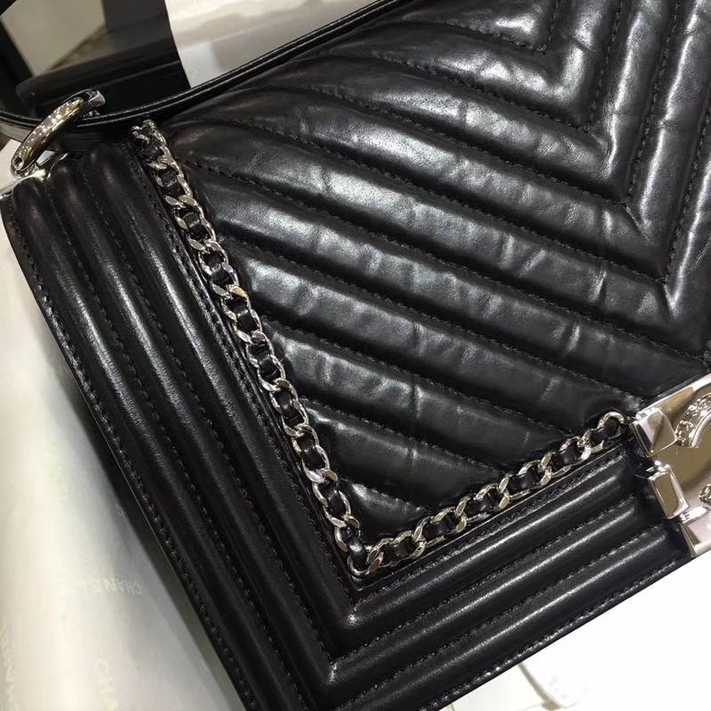 Chanel 香奈儿 Leboy Bag 手工链子 黑色 25cm 亮银扣