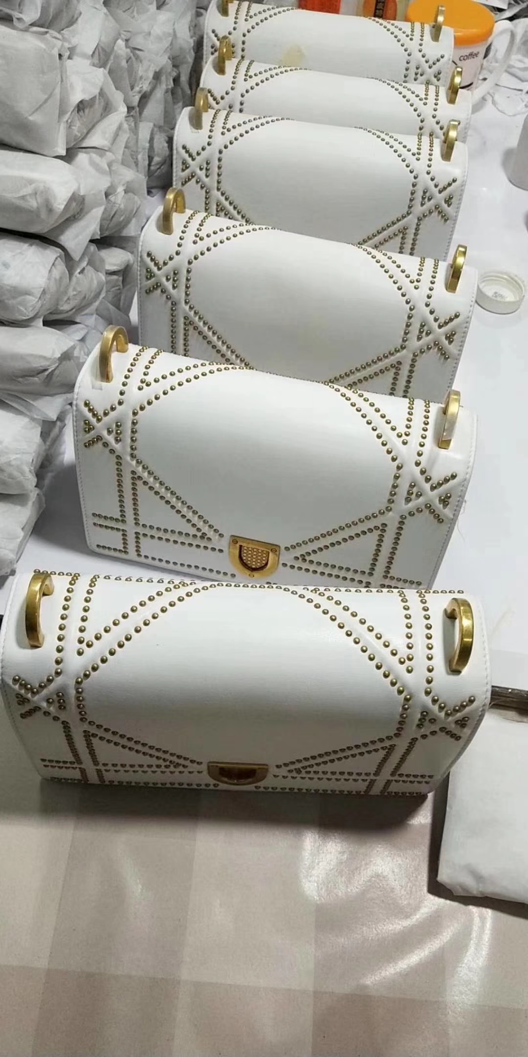 Dior 腾格 牛皮 DIORAMA 铆钉包 21cm 白色 少量出货