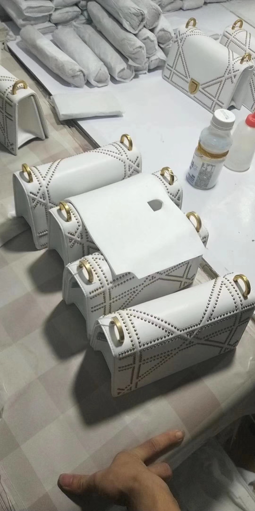 Dior 腾格 牛皮 DIORAMA 铆钉包 21cm 白色 少量出货