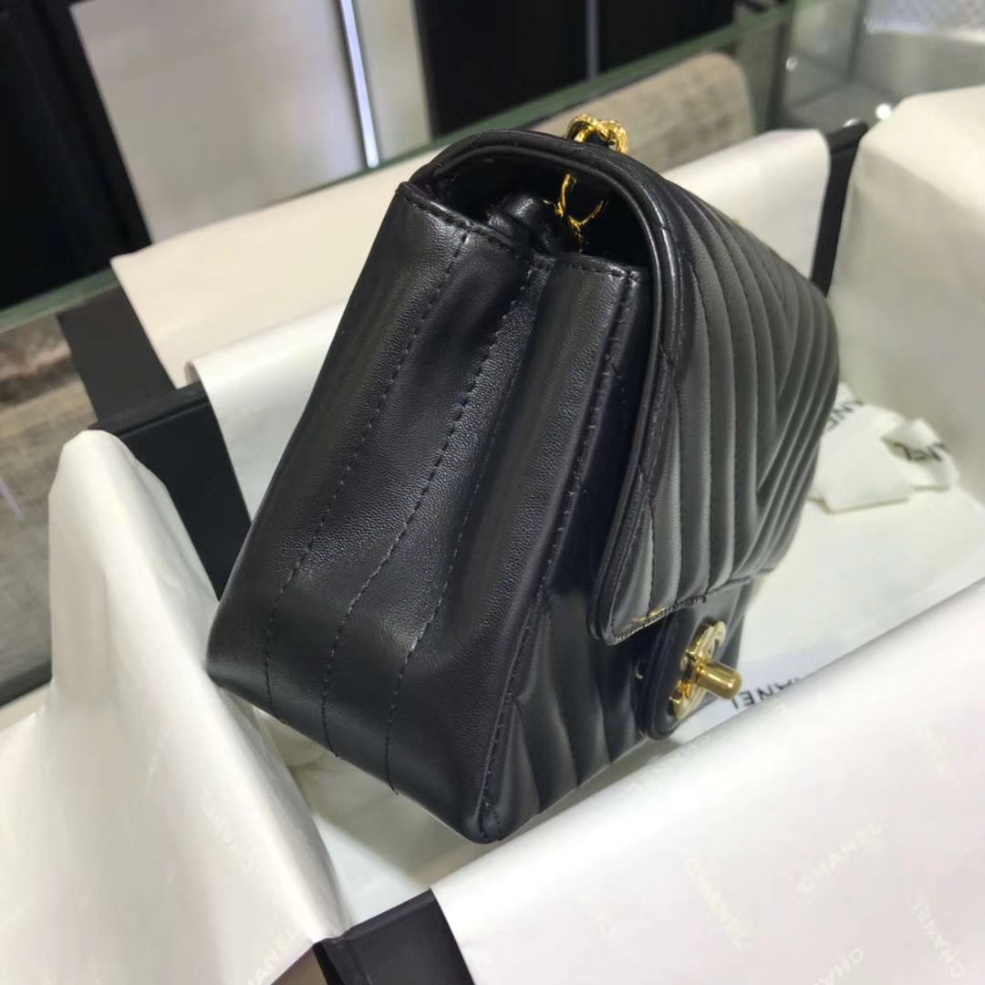 Chanel 香奈儿 V字绣 小羊皮 黑色 17cm 金色 现货