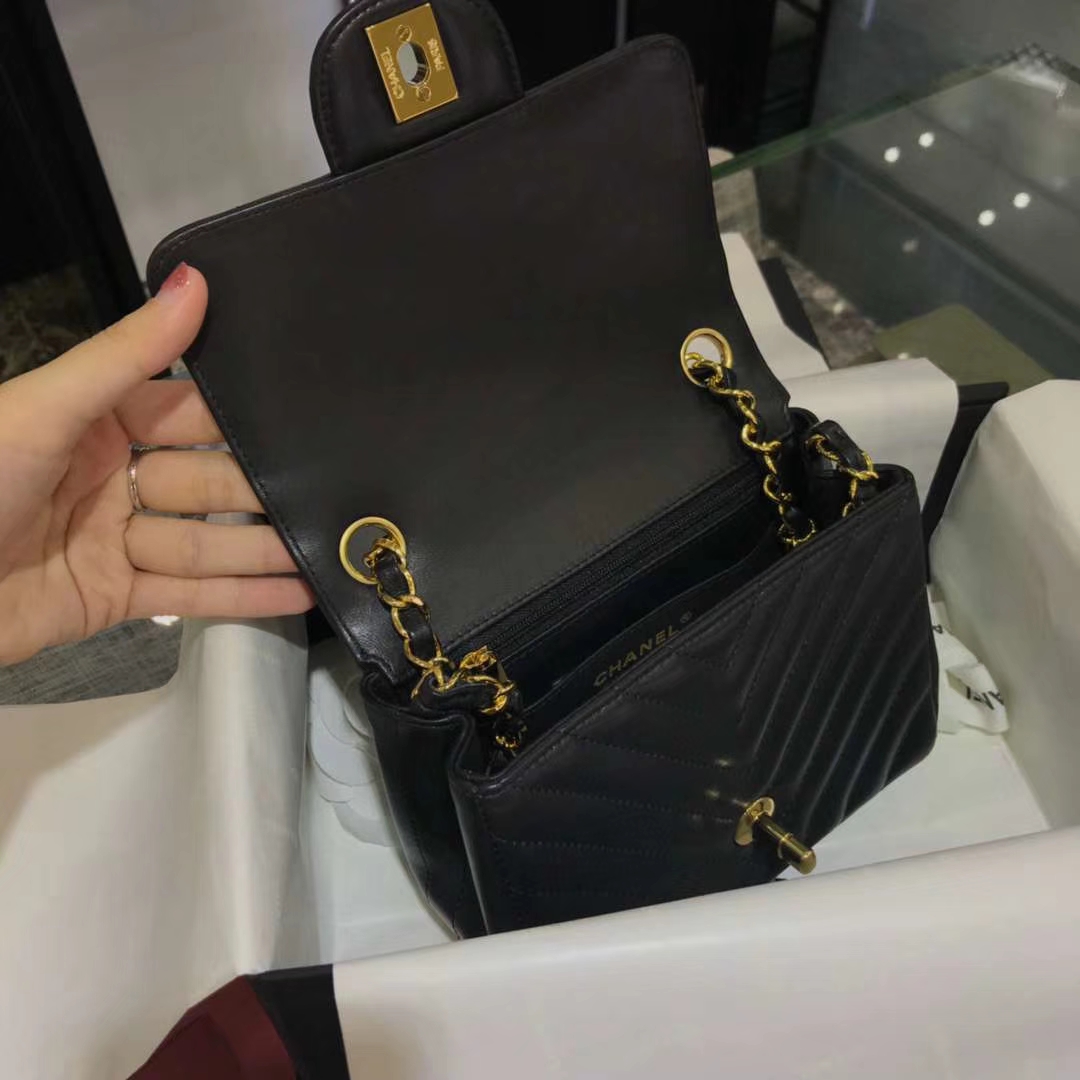 Chanel 香奈儿 V字绣 小羊皮 黑色 17cm 金色 现货