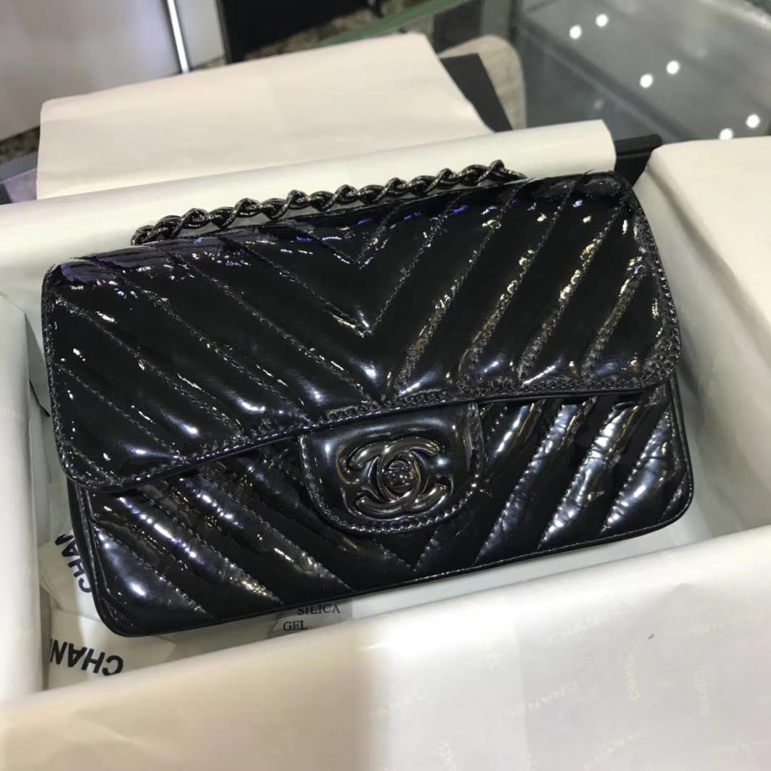 Chanel 香奈儿 V字绣 皱漆皮 黑色 20cm 黑扣