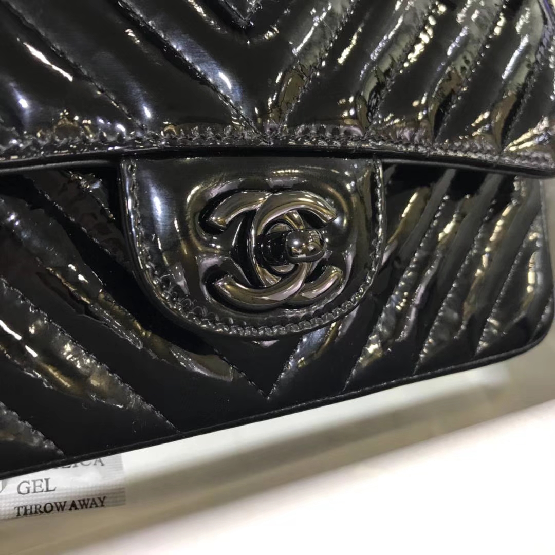 Chanel 香奈儿 V字绣 皱漆皮 黑色 20cm 黑扣