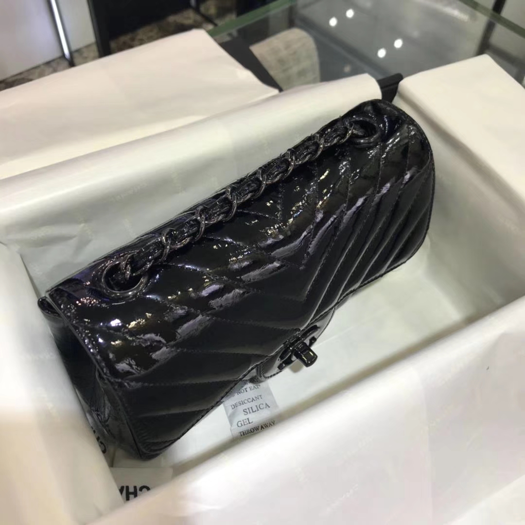 Chanel 香奈儿 V字绣 皱漆皮 黑色 20cm 黑扣