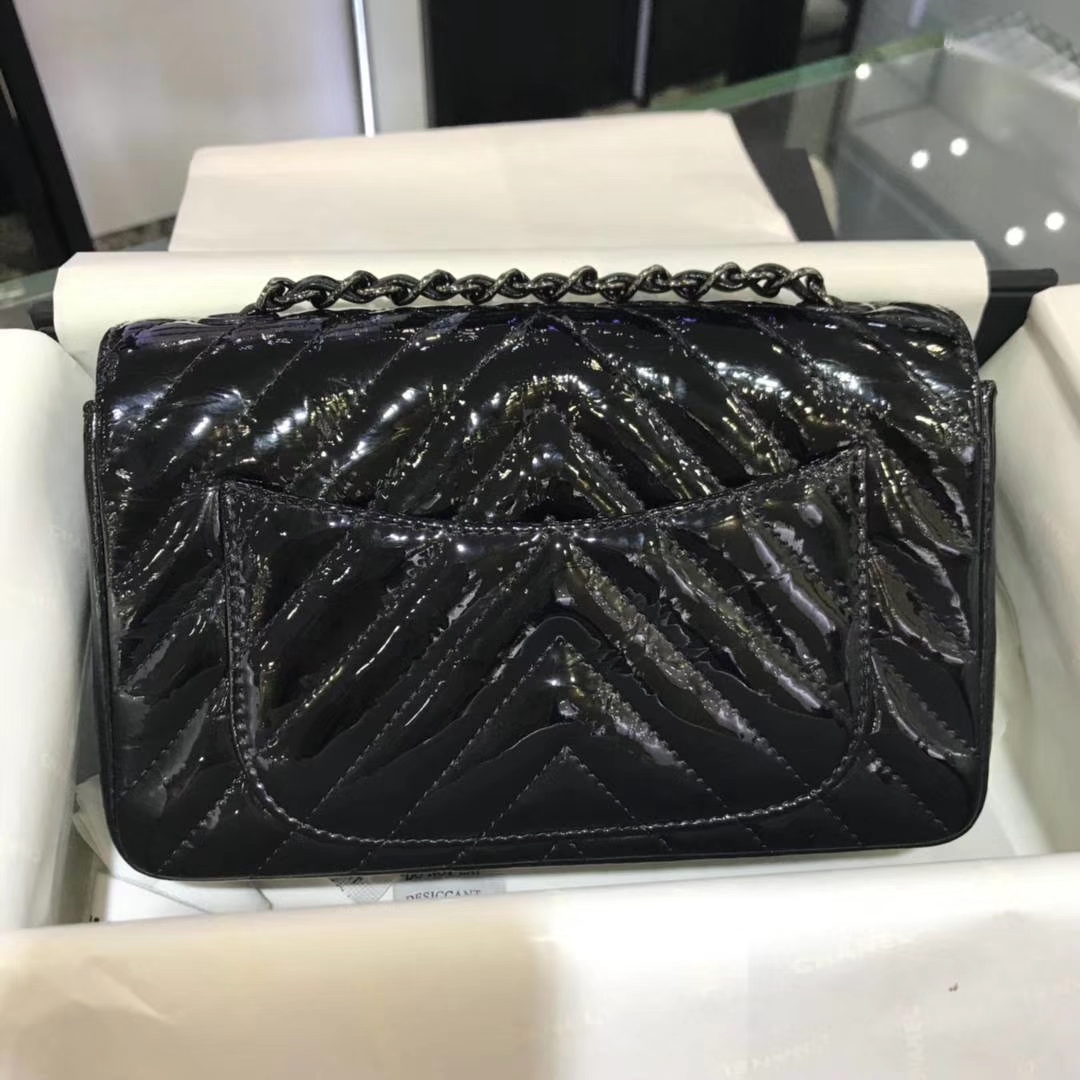 Chanel 香奈儿 V字绣 皱漆皮 黑色 20cm 黑扣