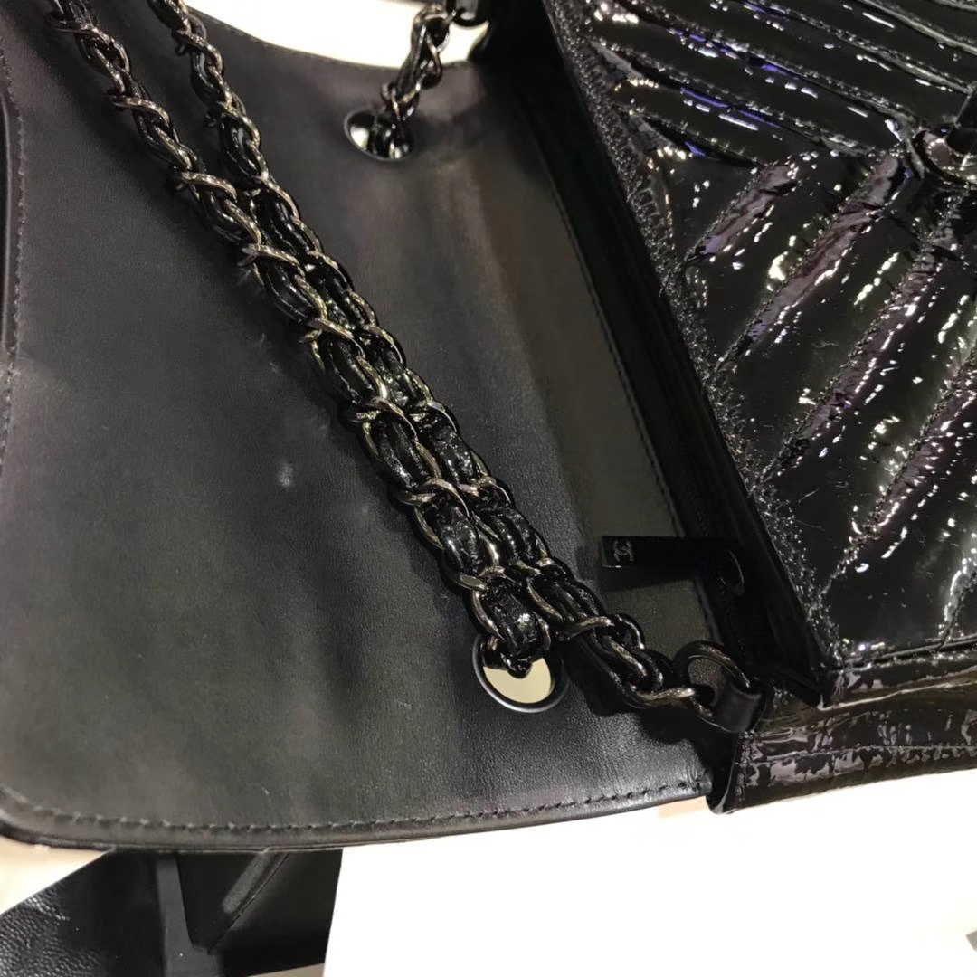 Chanel 香奈儿 V字绣 皱漆皮 黑色 20cm 黑扣