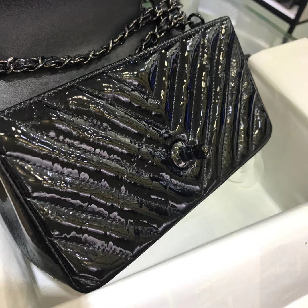 Chanel 香奈儿 V字绣 皱漆皮 黑色 20cm 黑扣