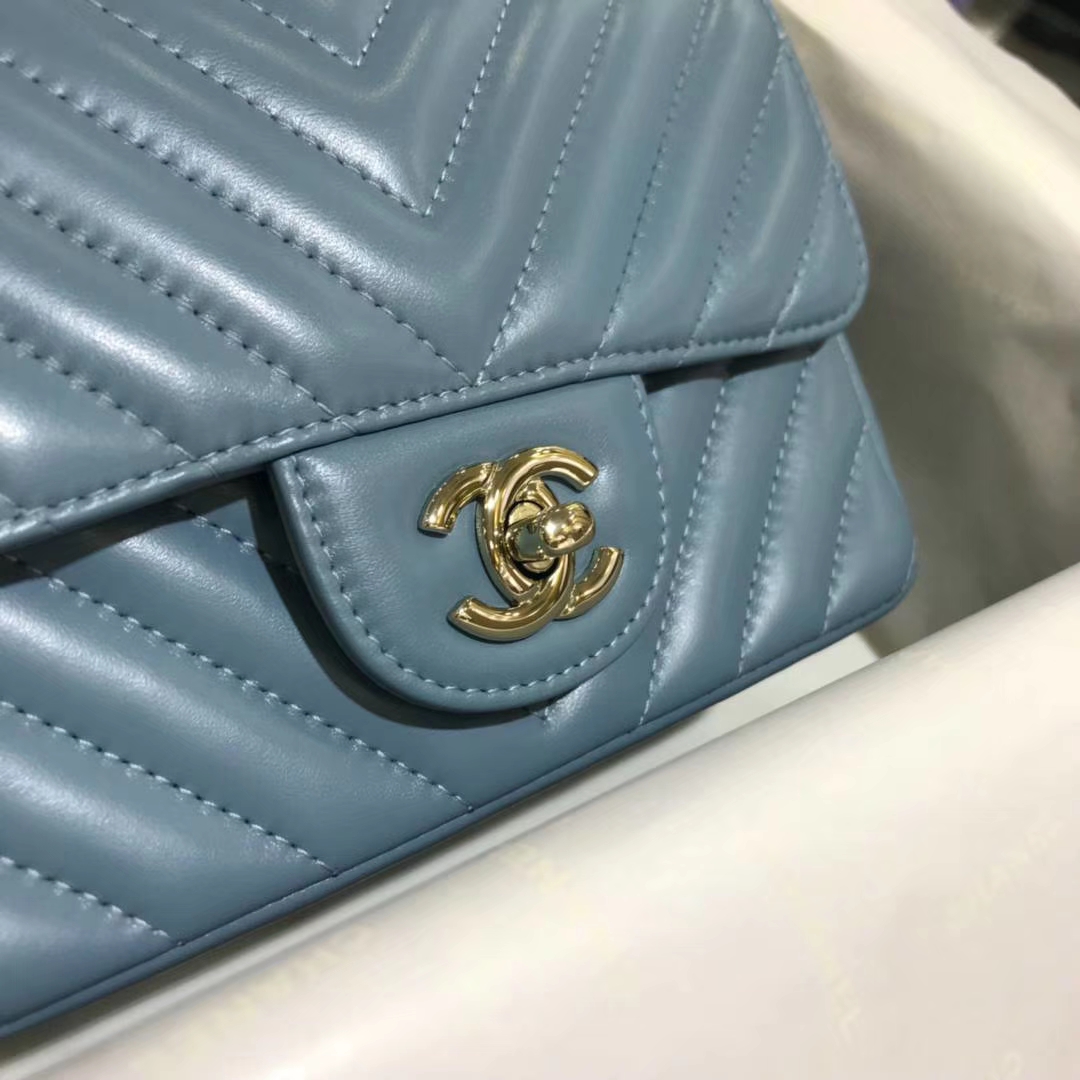 Chanel 香奈儿 V字绣 小羊皮 梦幻蓝 17cm 香槟金