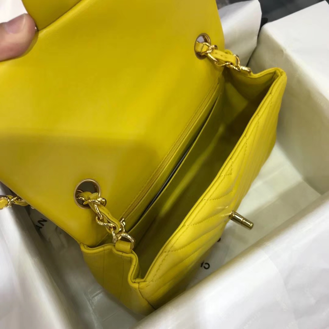 Chanel  香奈儿  V字秀系列 20cm 原厂皮小羊皮 明亮黄 金扣