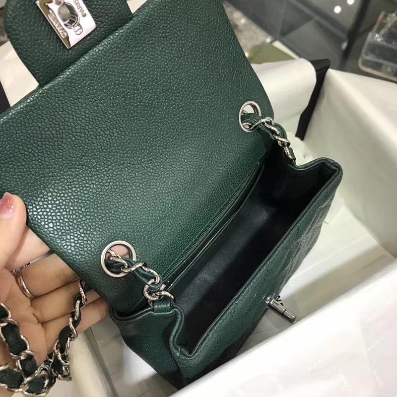 Chanel 香奈儿 Classic Flap  进口鱼子酱 17cm  翡翠绿 银扣