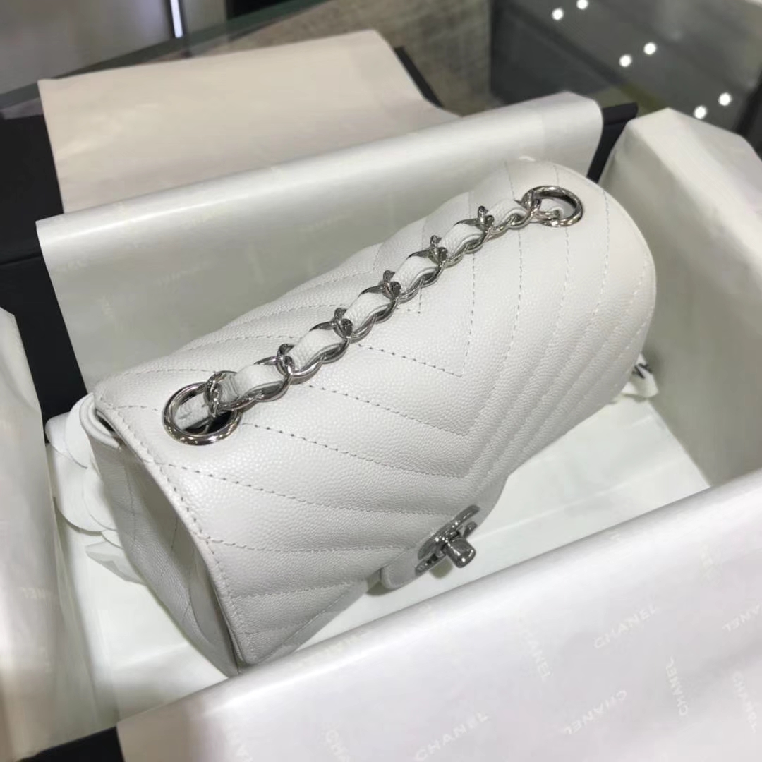 Chanel 香奈儿 V字绣 小鱼子酱 白色 17cm  银色（现货）