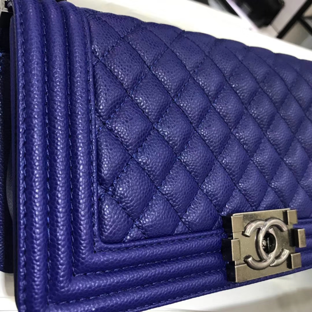Chanel 香奈儿 Leboy Bag  鱼子酱  电关蓝 25cm 古银扣