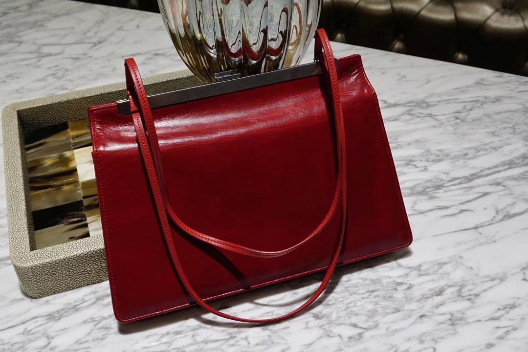 CÉLINE clasp 牛皮油蜡纹  红色 开合包 细肩带