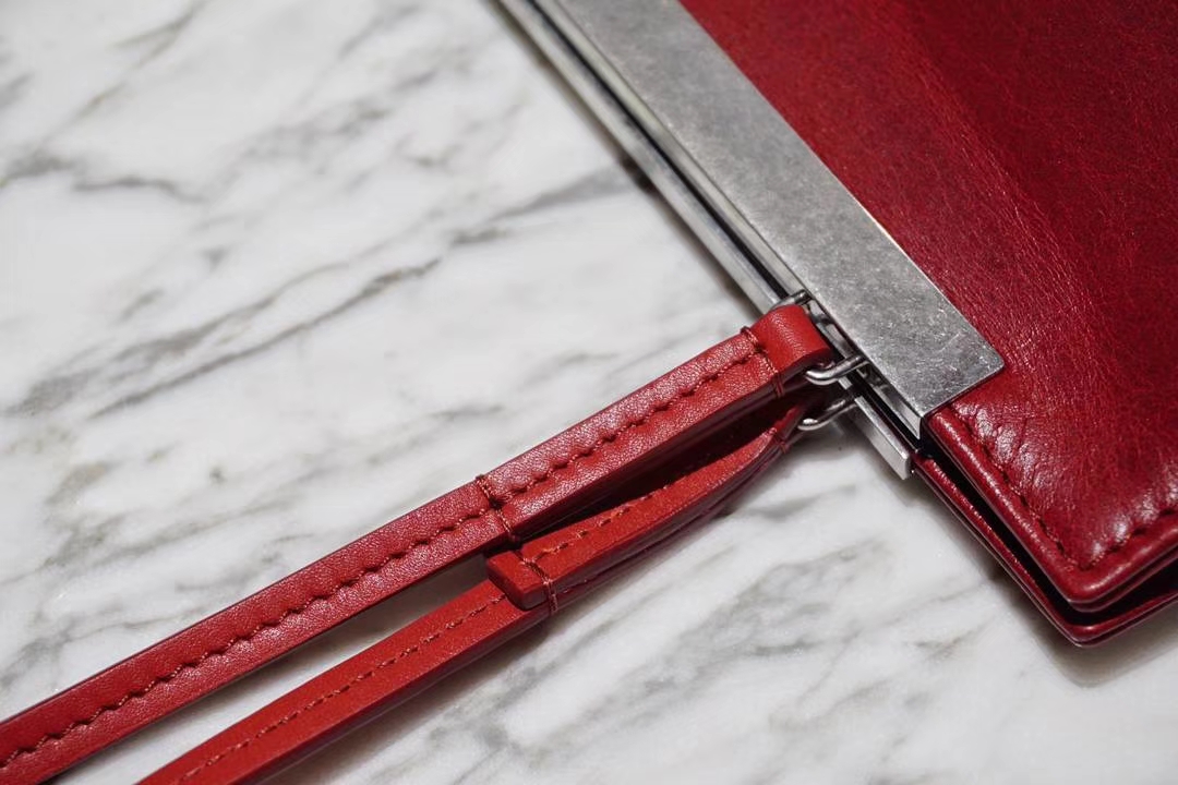 CÉLINE clasp 牛皮油蜡纹  红色 开合包 细肩带