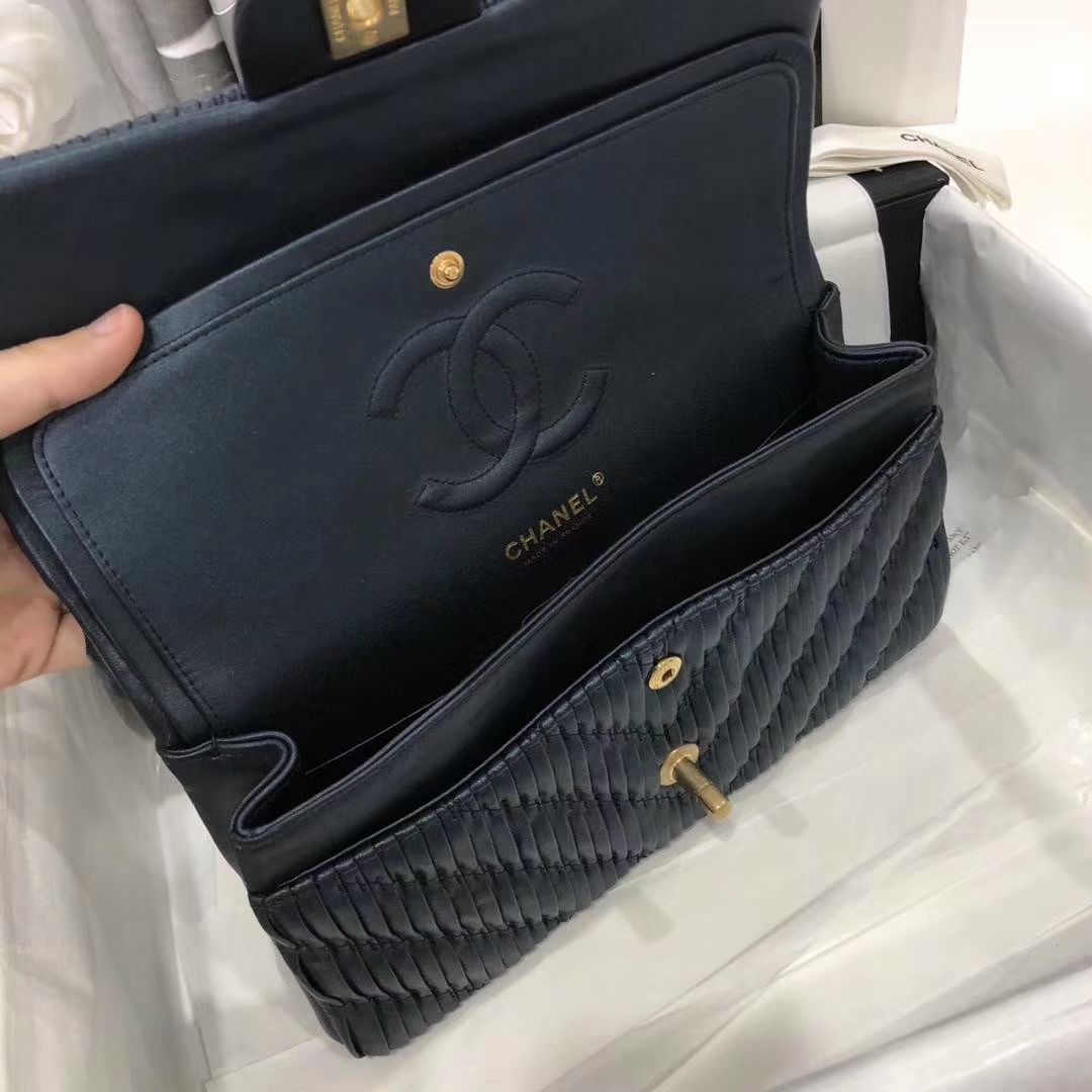 Chanel 香奈儿 希腊褶皱款 25cm 星空蓝 磨沙金的质感  Chanel Classic Flap