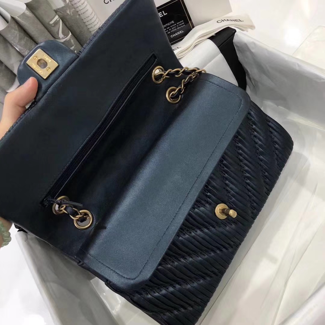 Chanel 香奈儿 希腊褶皱款 25cm 星空蓝 磨沙金的质感  Chanel Classic Flap