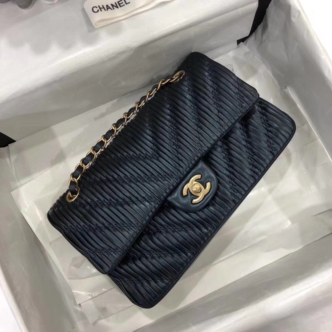 Chanel 香奈儿 希腊褶皱款 25cm 星空蓝 磨沙金的质感  Chanel Classic Flap
