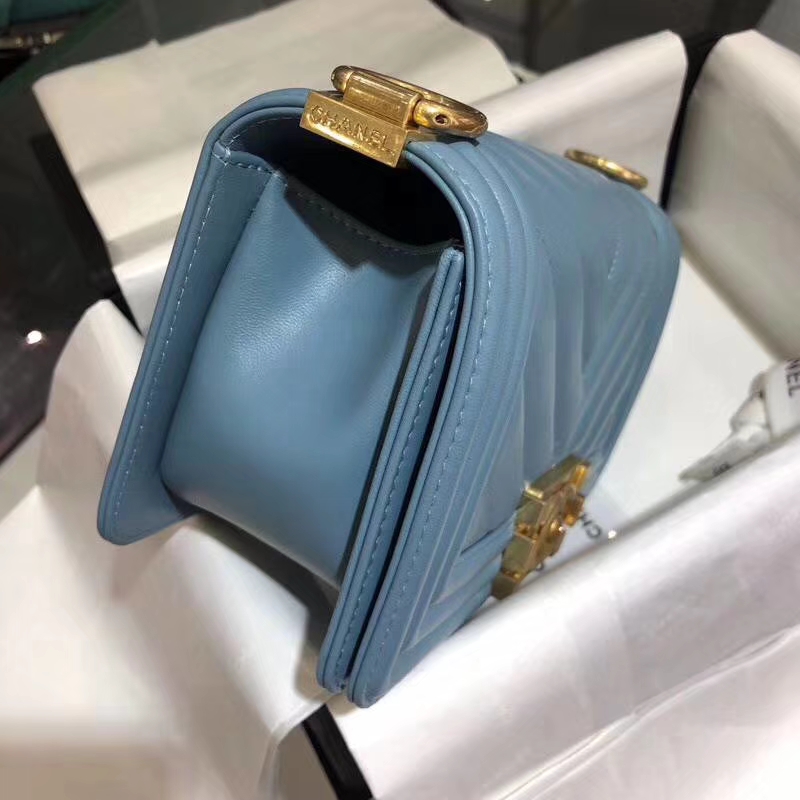 Chanel 香奈儿 Leboy Bag 大V款 小羊皮 雾霾蓝 20cm 亚金扣