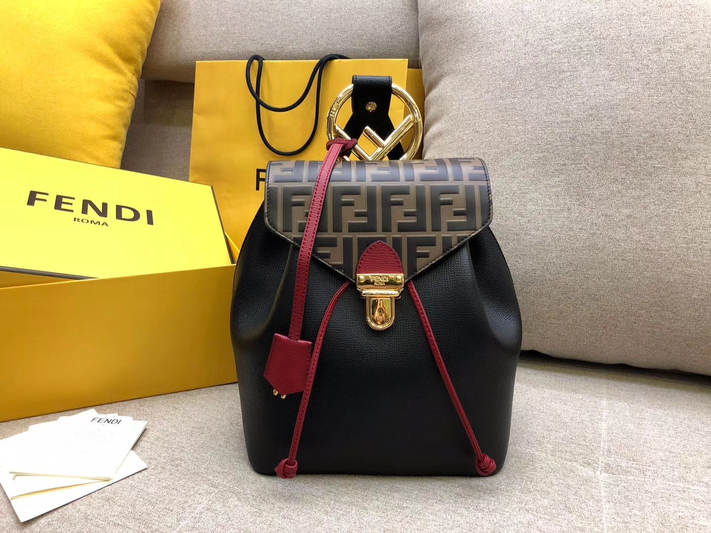 Fendi 芬迪 新款背包 黑配色 钥匙圈饰牌 抽绳开合 包盖FF图案 21x15x25cm