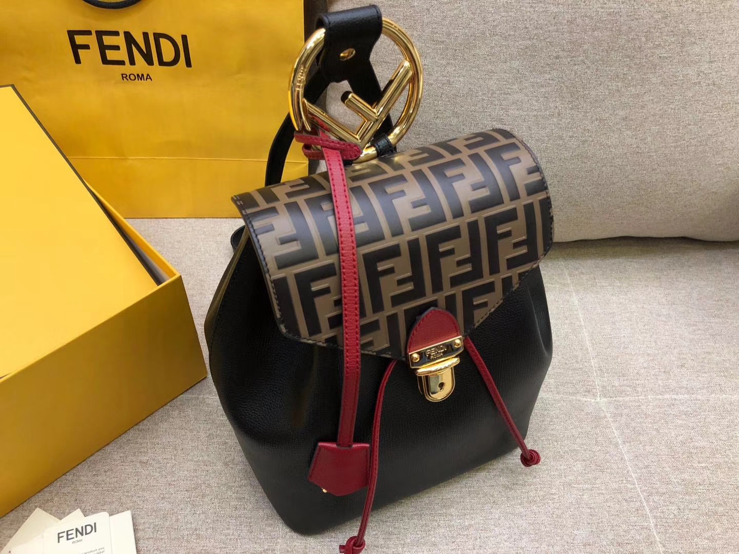 Fendi 芬迪 新款背包 黑配色 钥匙圈饰牌 抽绳开合 包盖FF图案 21x15x25cm