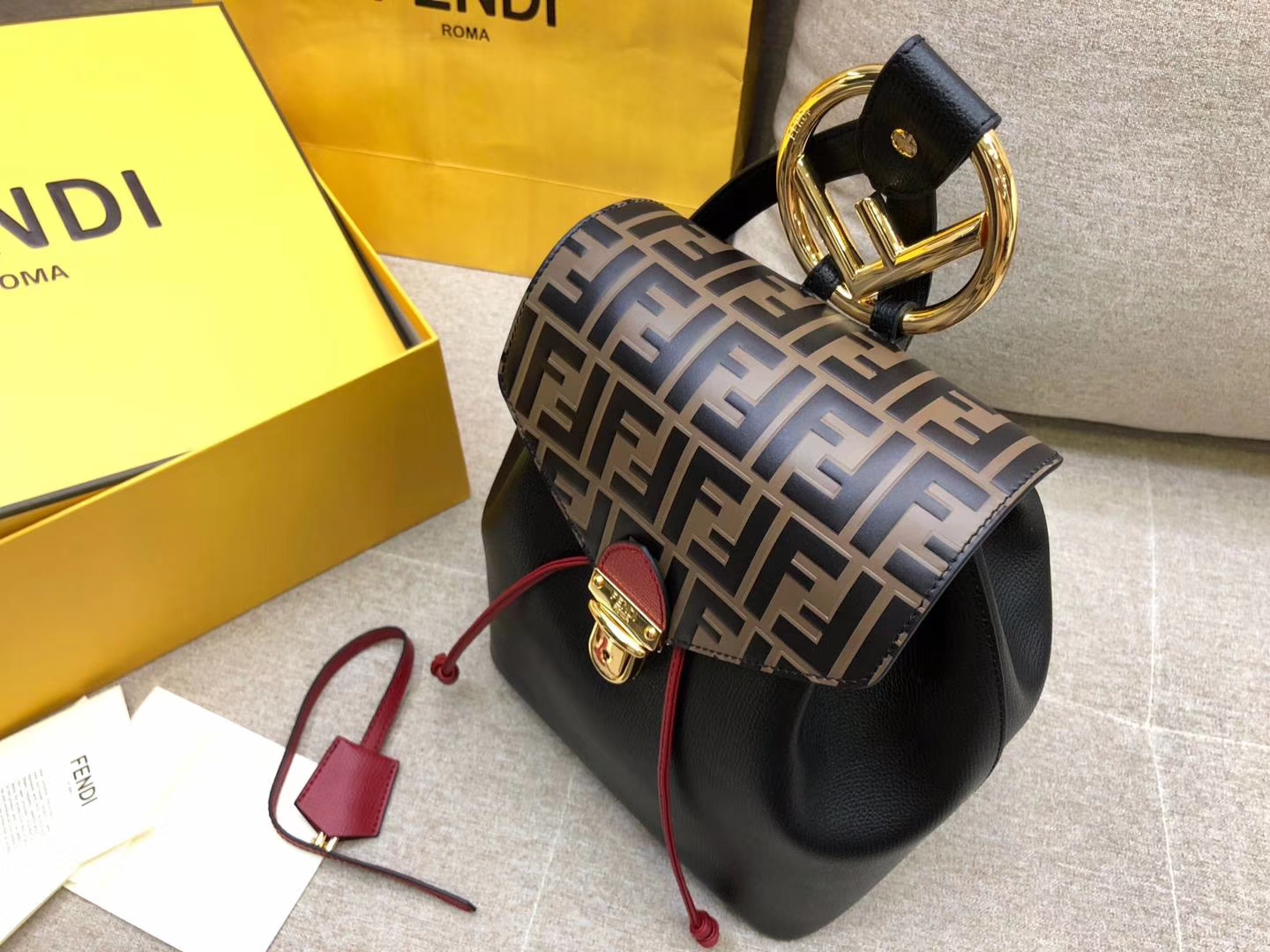 Fendi 芬迪 新款背包 黑配色 钥匙圈饰牌 抽绳开合 包盖FF图案 21x15x25cm
