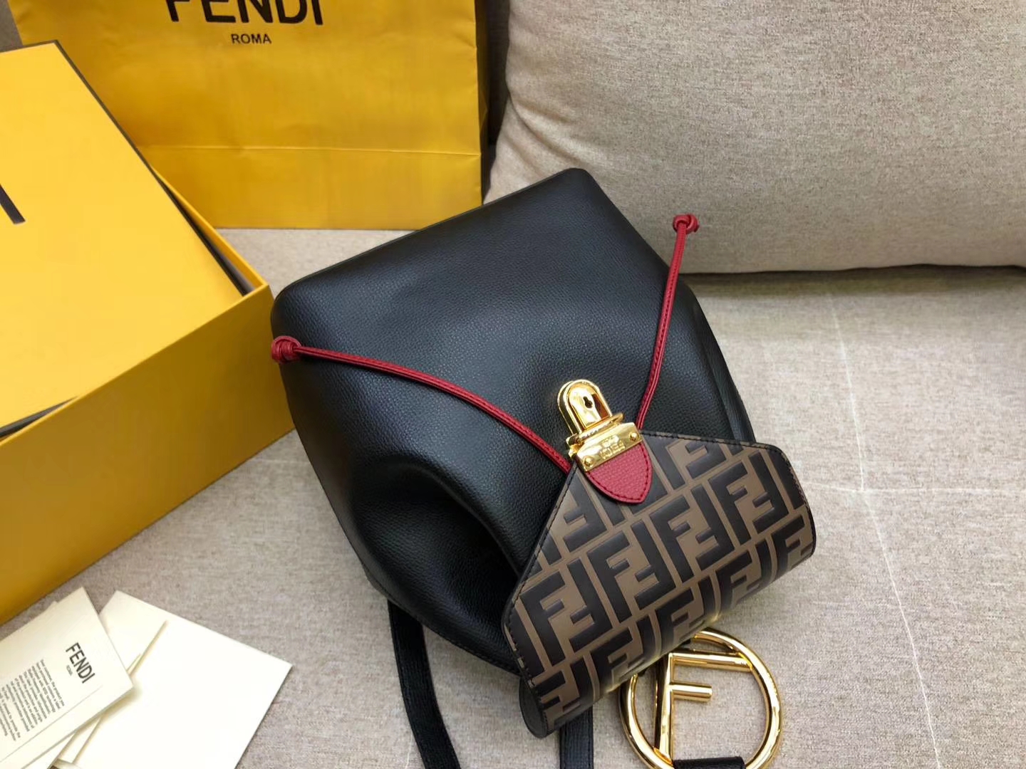 Fendi 芬迪 新款背包 黑配色 钥匙圈饰牌 抽绳开合 包盖FF图案 21x15x25cm