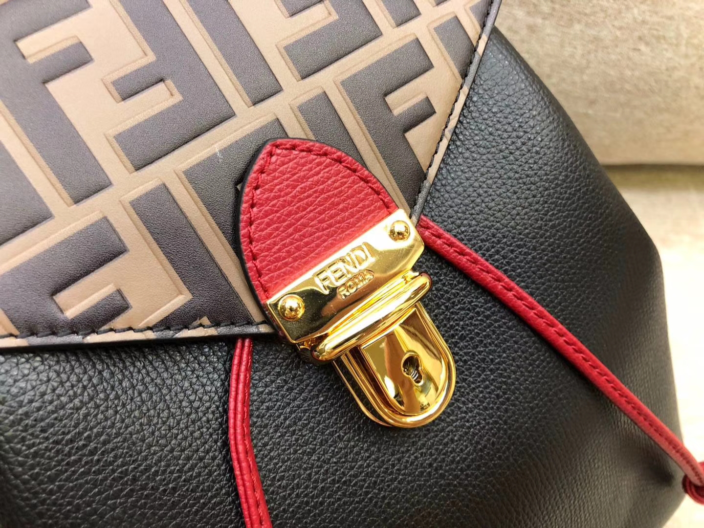 Fendi 芬迪 新款背包 黑配色 钥匙圈饰牌 抽绳开合 包盖FF图案 21x15x25cm
