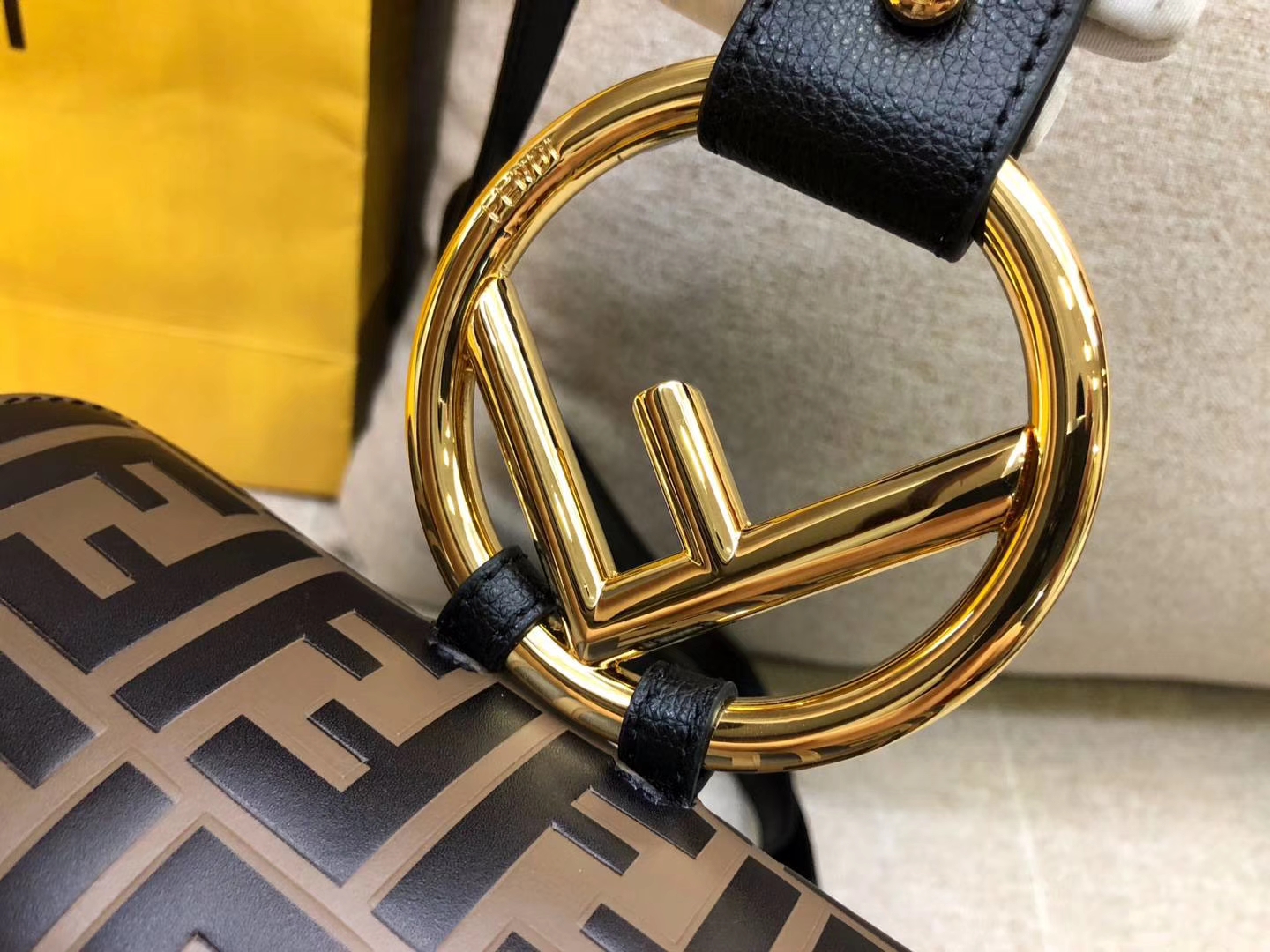 Fendi 芬迪 新款背包 黑配色 钥匙圈饰牌 抽绳开合 包盖FF图案 21x15x25cm