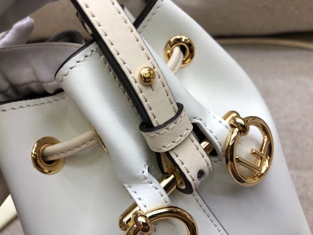 Fendi 芬迪 mon tresor最新拼色 蝴蝶結短 strap you 白色 12x18x10cm
