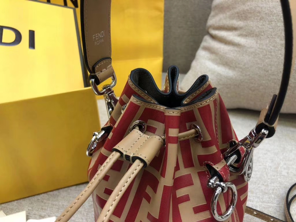 Fendi 芬迪 MON TRESOR水桶包 抽绳开合 小牛皮 红拼杏色 12x18x10cm