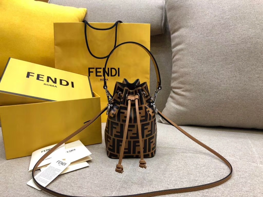 Fendi 芬迪 MON TRESOR水桶包 抽绳开合 小牛皮 棕色 12x18x10cm