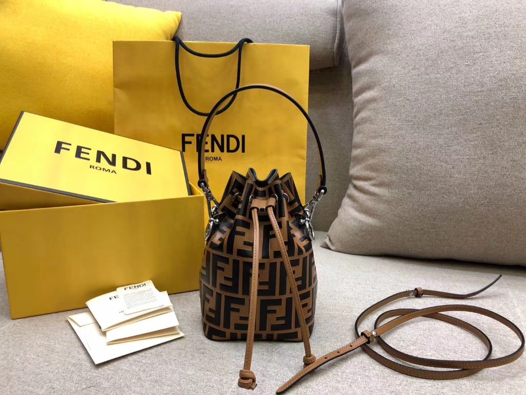 Fendi 芬迪 MON TRESOR水桶包 抽绳开合 小牛皮 棕色 12x18x10cm