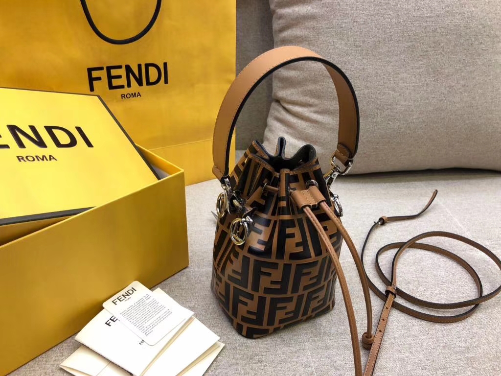 Fendi 芬迪 MON TRESOR水桶包 抽绳开合 小牛皮 棕色 12x18x10cm