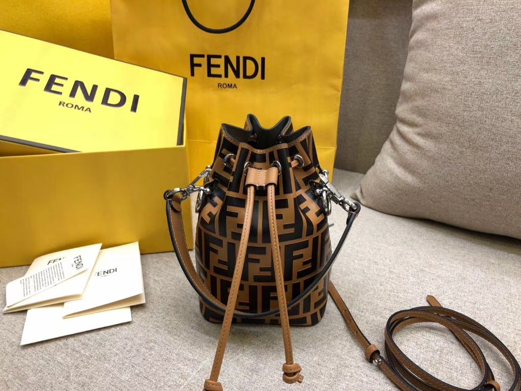 Fendi 芬迪 MON TRESOR水桶包 抽绳开合 小牛皮 棕色 12x18x10cm