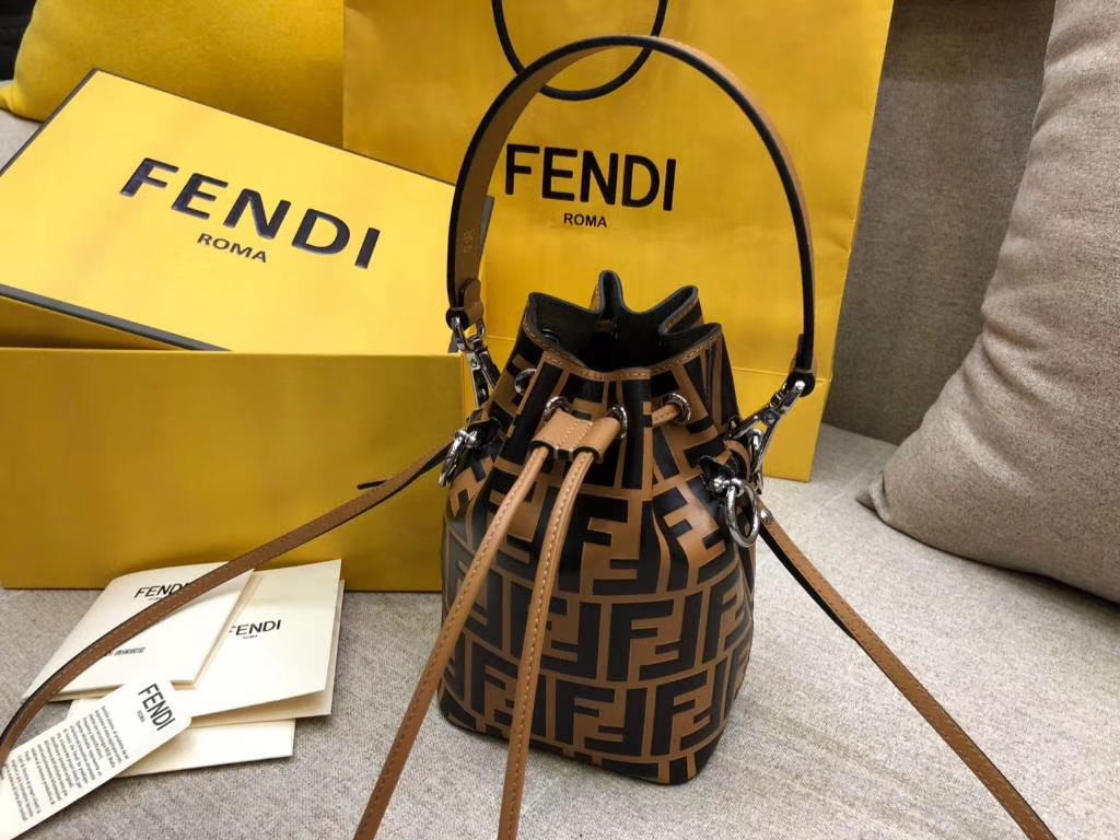 Fendi 芬迪 MON TRESOR水桶包 抽绳开合 小牛皮 棕色 12x18x10cm