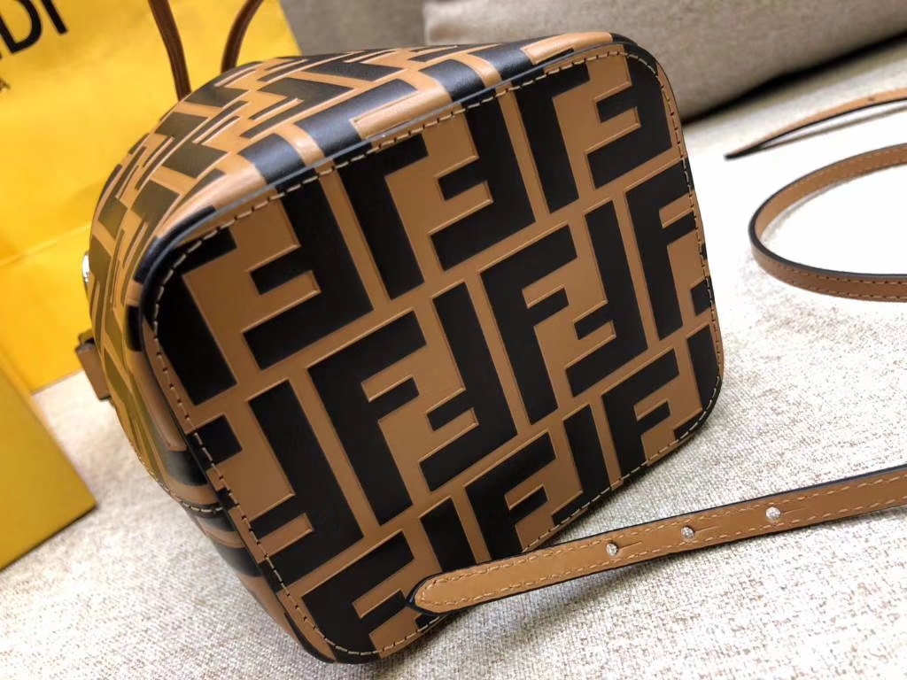 Fendi 芬迪 MON TRESOR水桶包 抽绳开合 小牛皮 棕色 12x18x10cm