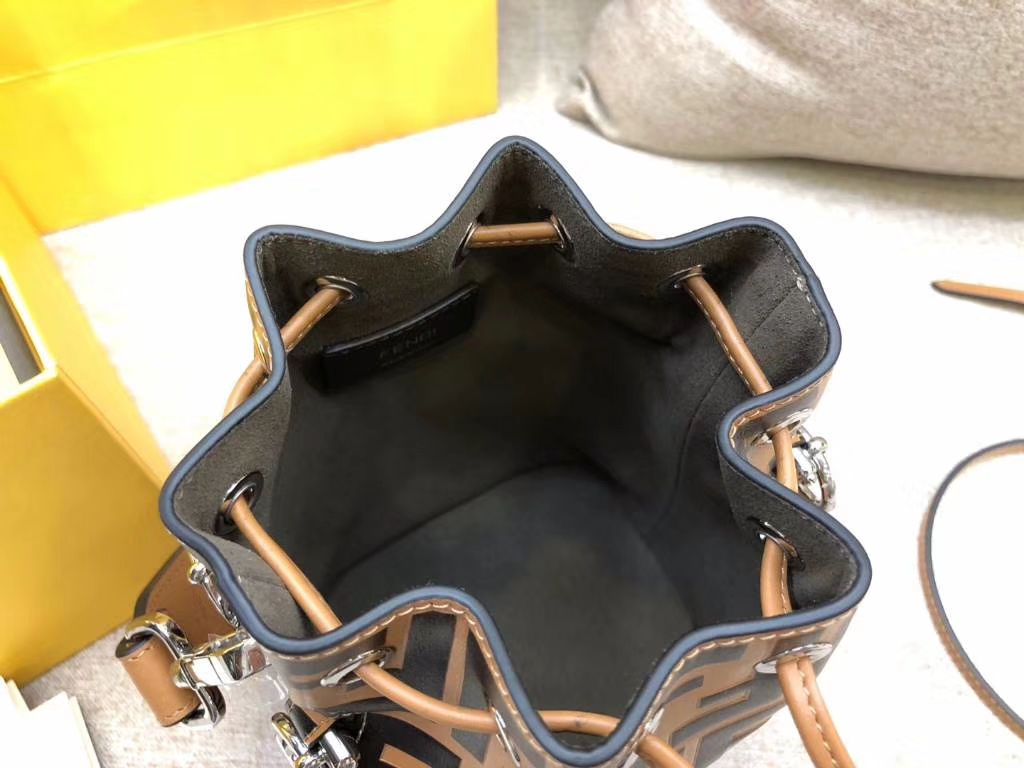 Fendi 芬迪 MON TRESOR水桶包 抽绳开合 小牛皮 棕色 12x18x10cm