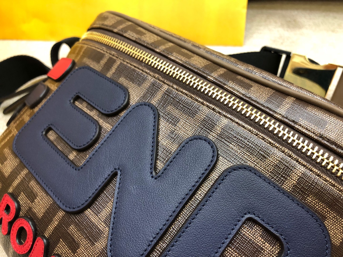 Fendi 芬迪  F家最新腰包 印有棕色印花标志图案 男女适用 30cm