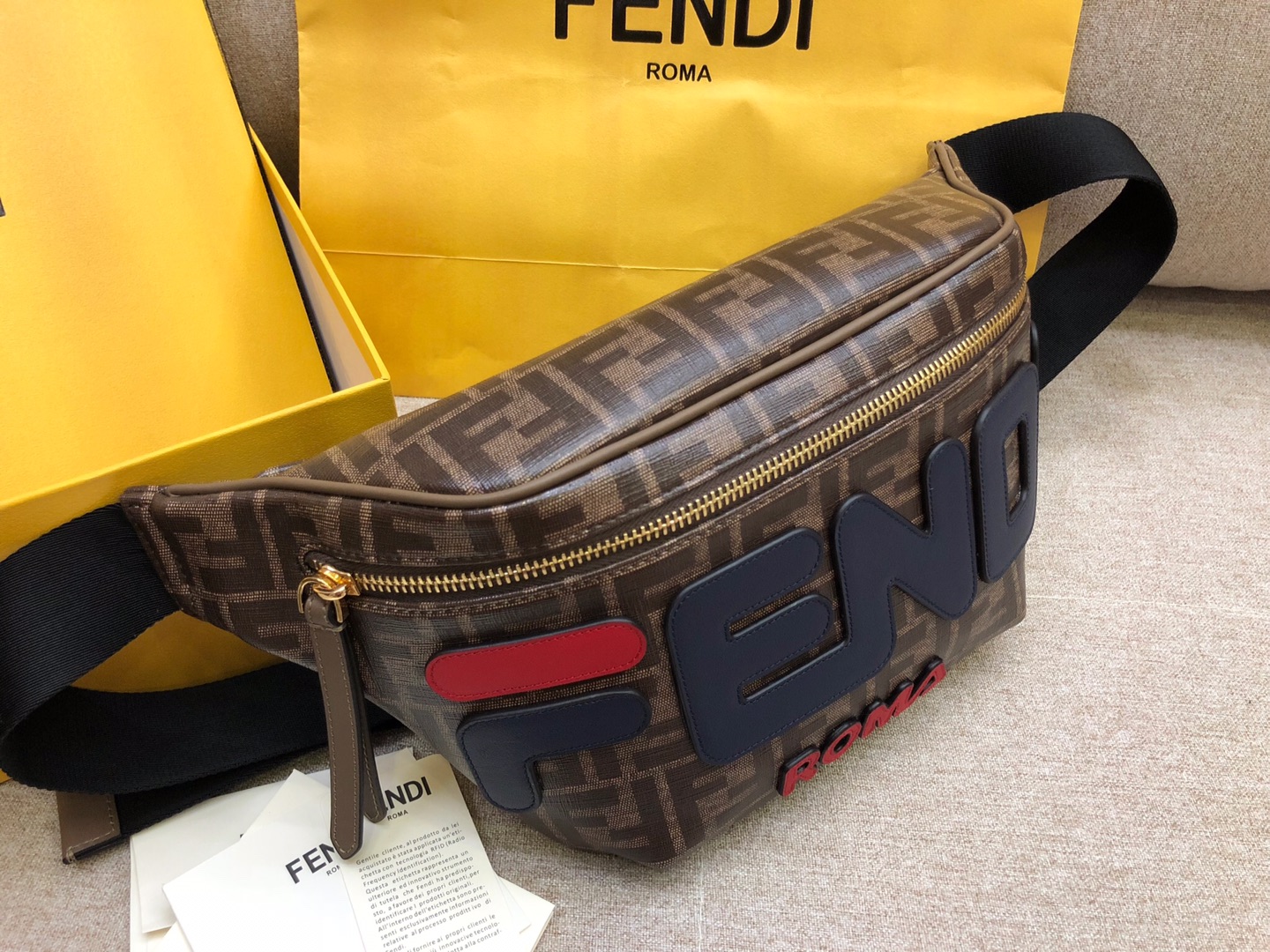 Fendi 芬迪  F家最新腰包 印有棕色印花标志图案 男女适用 30cm