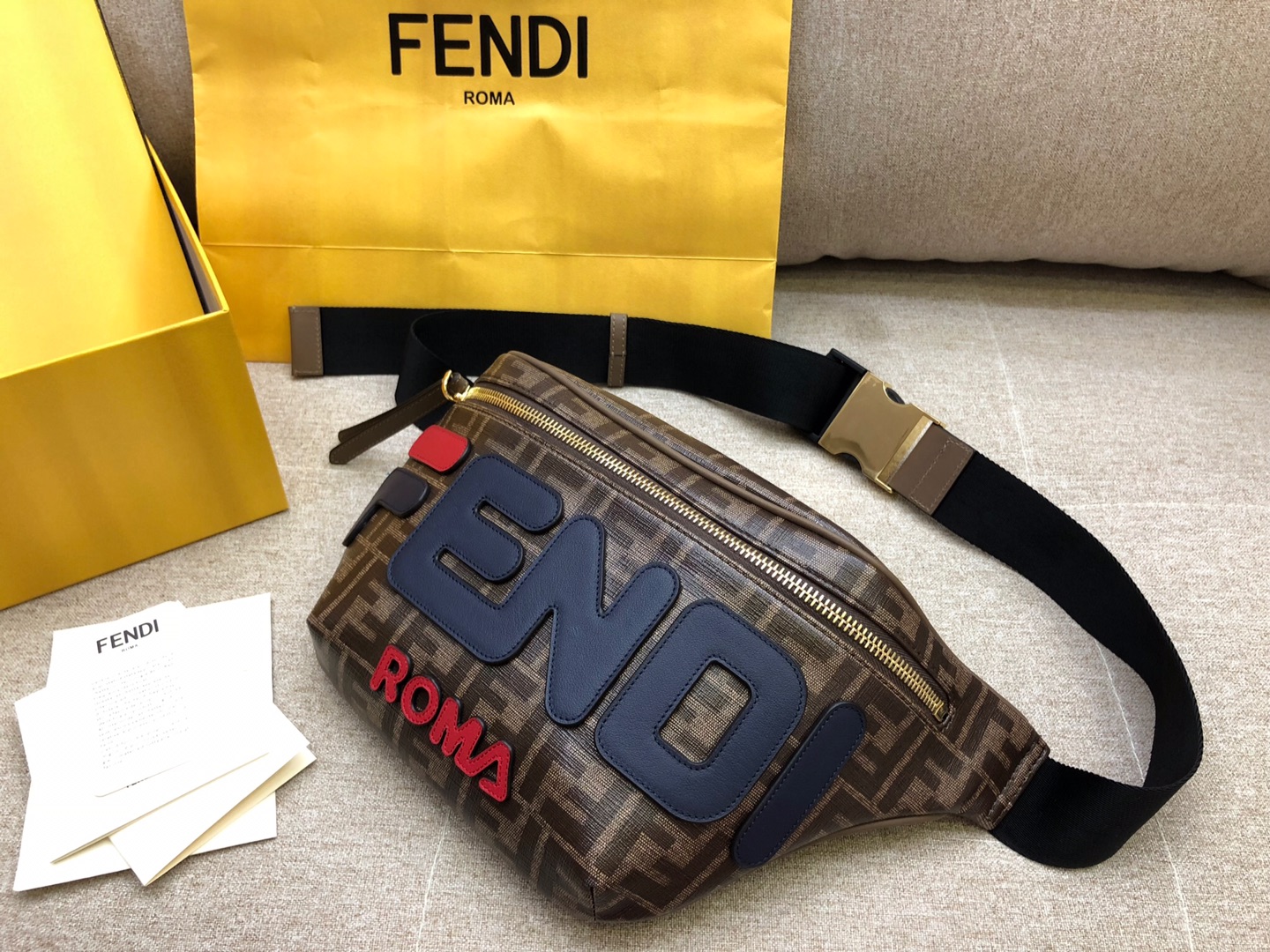 Fendi 芬迪  F家最新腰包 印有棕色印花标志图案 男女适用 30cm