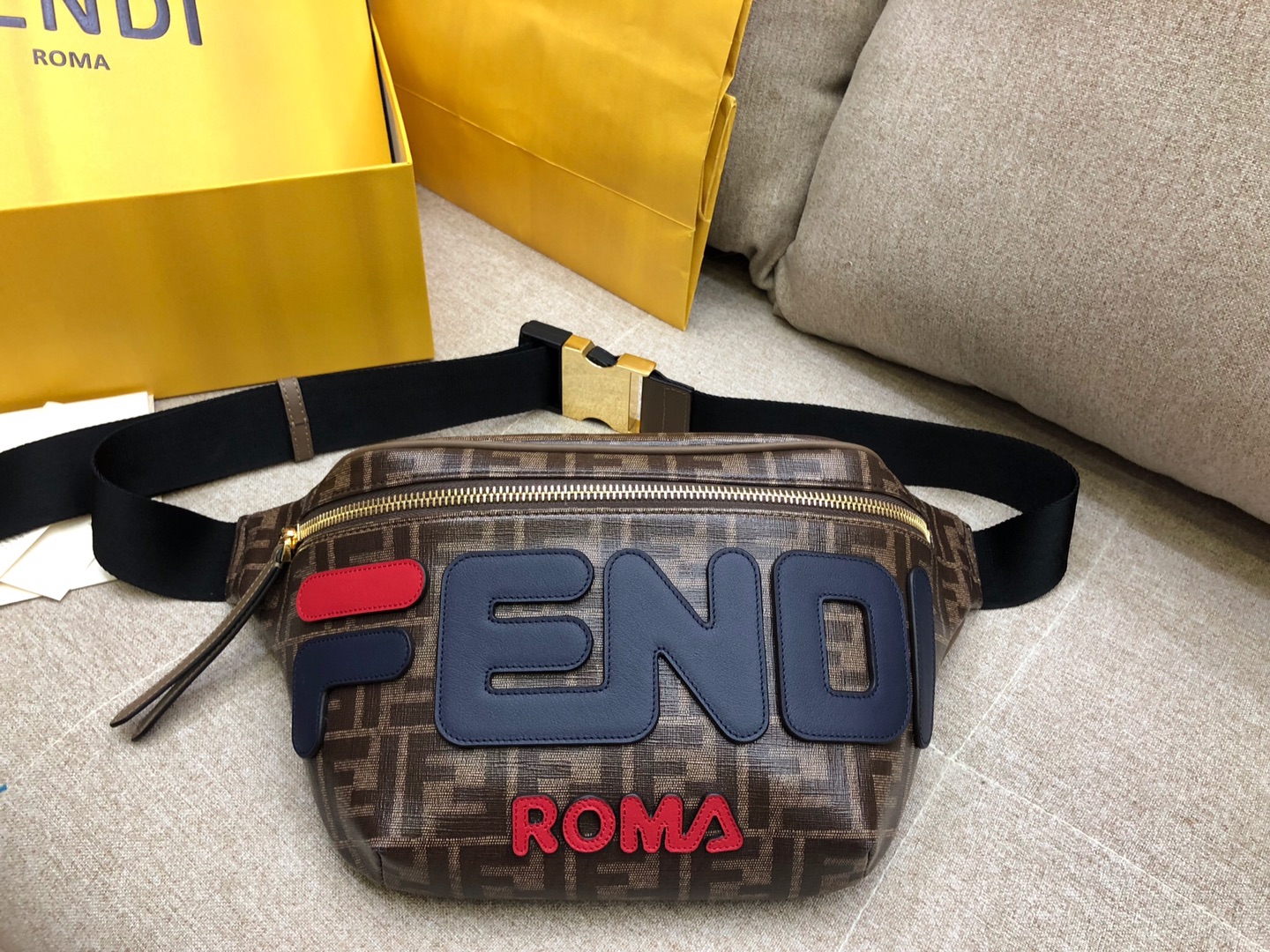 Fendi 芬迪  F家最新腰包 印有棕色印花标志图案 男女适用 30cm