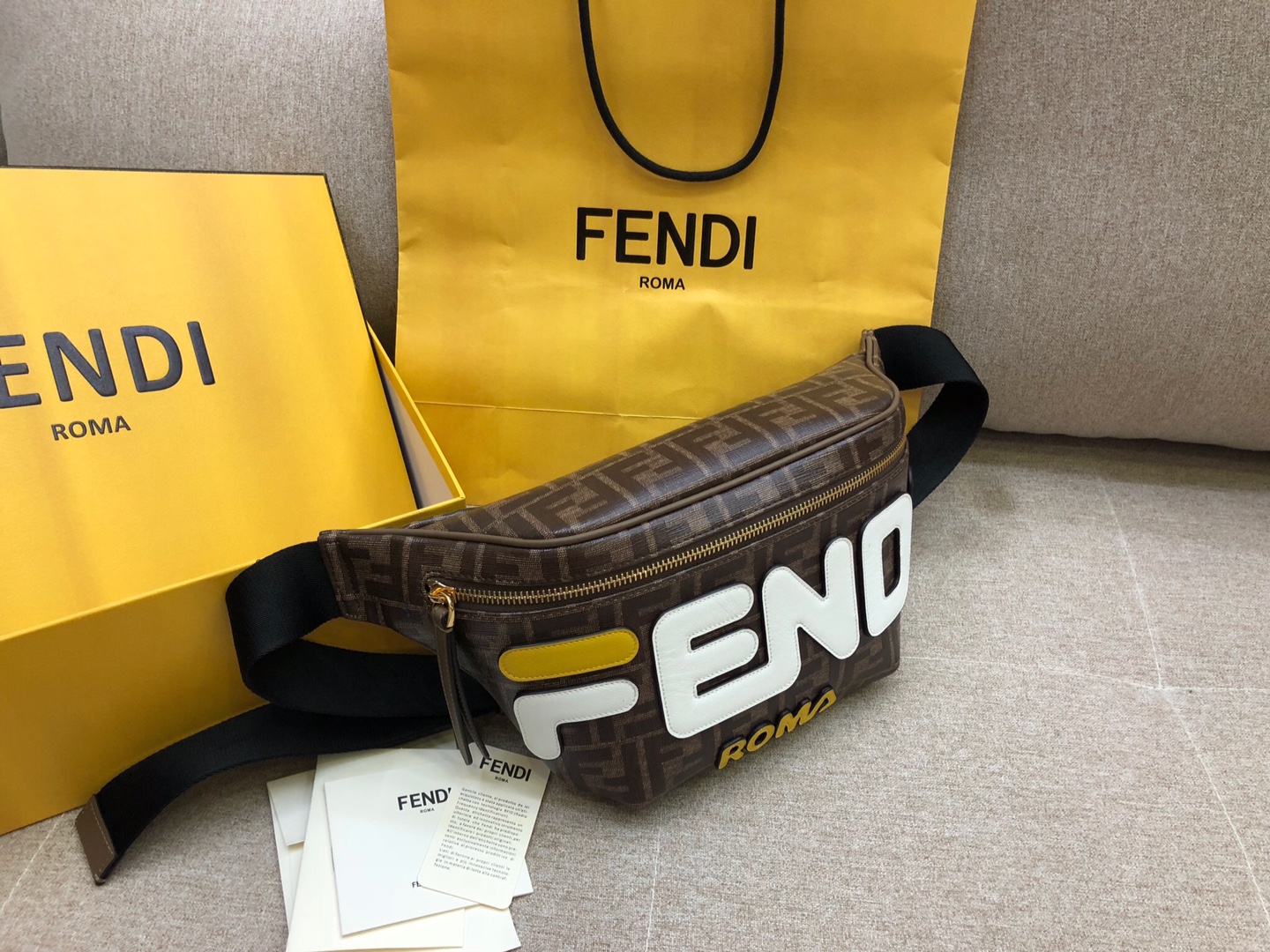 Fendi 芬迪  F家最新腰包 印有棕色印花标志图案 男女适用 30cm