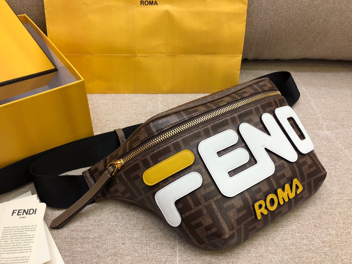 Fendi 芬迪  F家最新腰包 印有棕色印花标志图案 男女适用 30cm