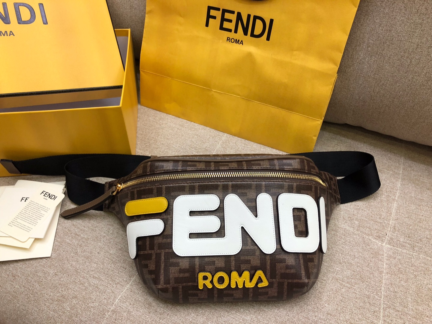 Fendi 芬迪  F家最新腰包 印有棕色印花标志图案 男女适用 30cm