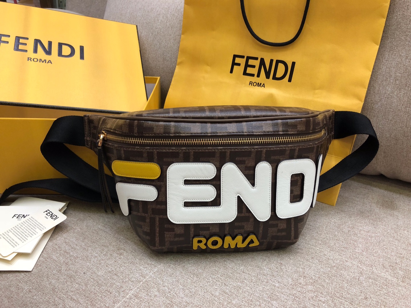 Fendi 芬迪  F家最新腰包 印有棕色印花标志图案 男女适用 30cm